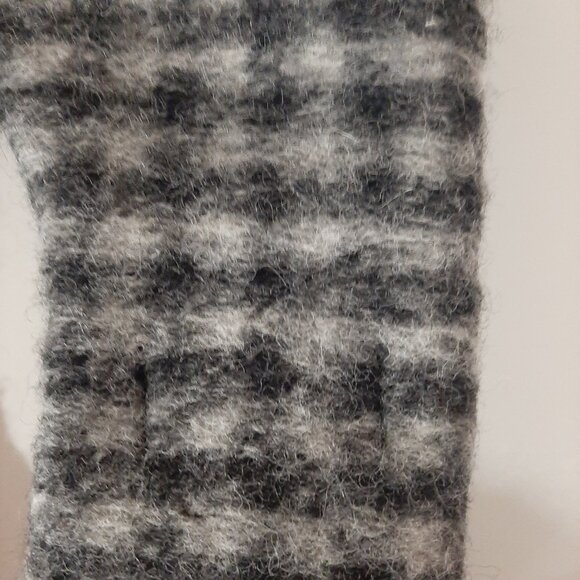 Beautiful Wool fingerless gloves made in Italy - Picture 4 of 10